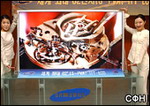 CeBIT-2005: телевизор Samsung рекордного размера.<br>     Корейская компания Samsung в очередной раз утвердила свое лидерство в области ЖК-телевизоров, представив на проходящей в Ганновере выставке CeBIT свой телевизор с самой большой на сегодняшний день диагональю (свыше 2 метров), в котором нашел воплощение целый ряд новых технологий вообще. 